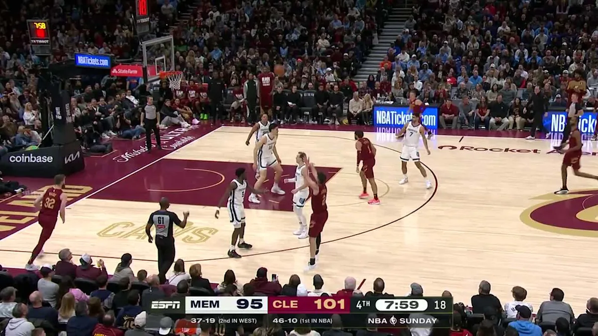 غريزليز يسجل رقمًا قياسيًا في الرميات الثلاثية