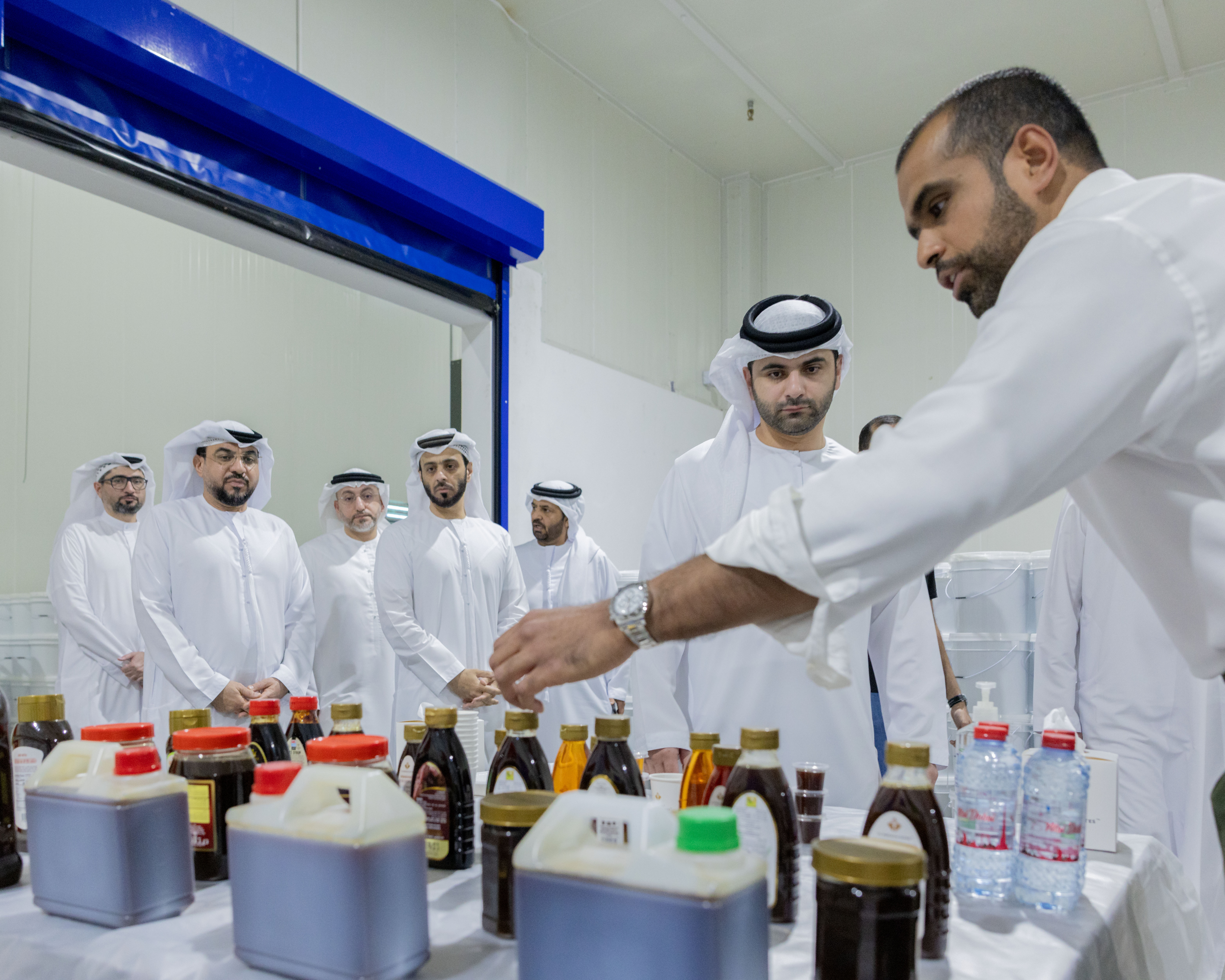 زيارة محمد بن راشد لمصنع البركة للتمور في دبي