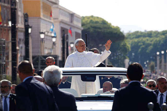 البابا ليو الرابع عشر يدعو للسلام في عيد الفصح