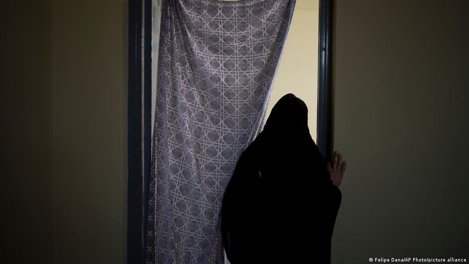 اعتقال النساء في أفغانستان بسبب الحجاب