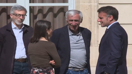 ماكرون يستقبل فرنسيين أُطلق سراحهما من إيران