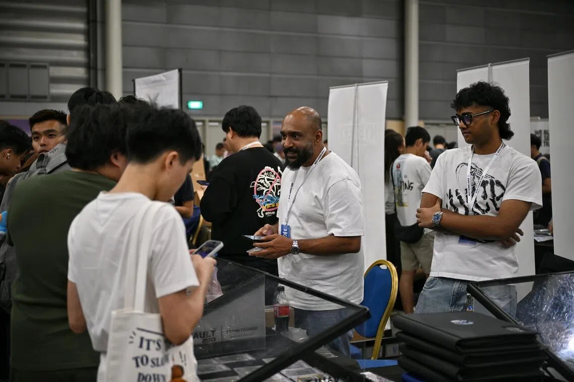 Un commerçant de cartes à Dubaï se dirige vers Singapour