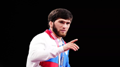 زور أوغويف يحقق ذهبية أوروبا للمصارعة الحرة