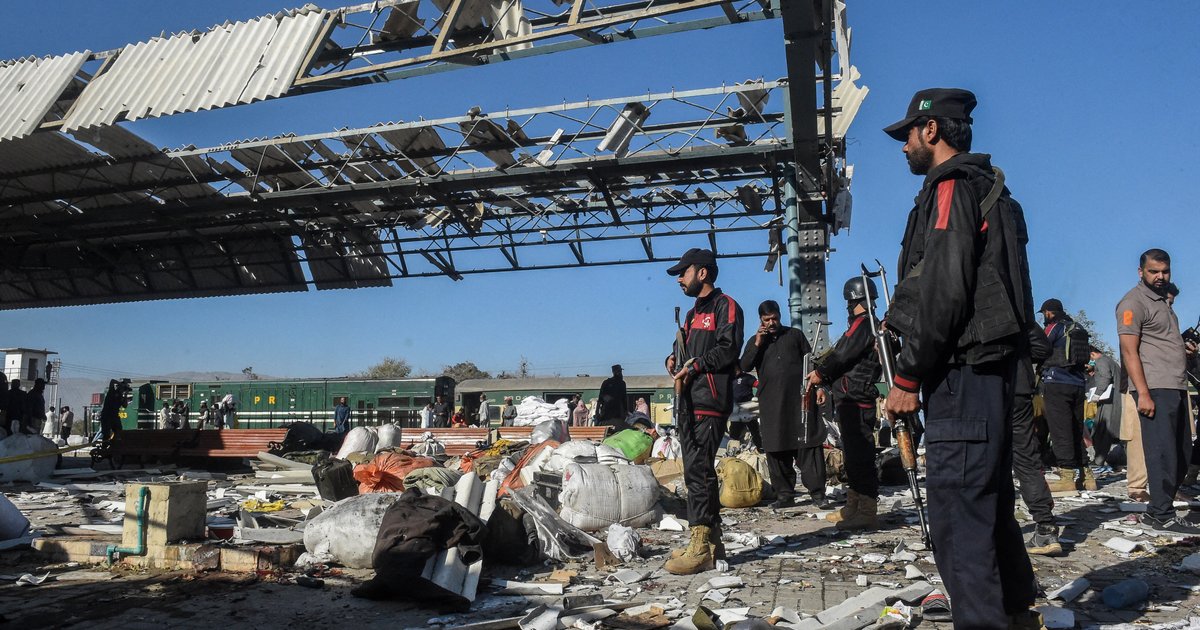 Suicide bombing in Pakistan kills children and women