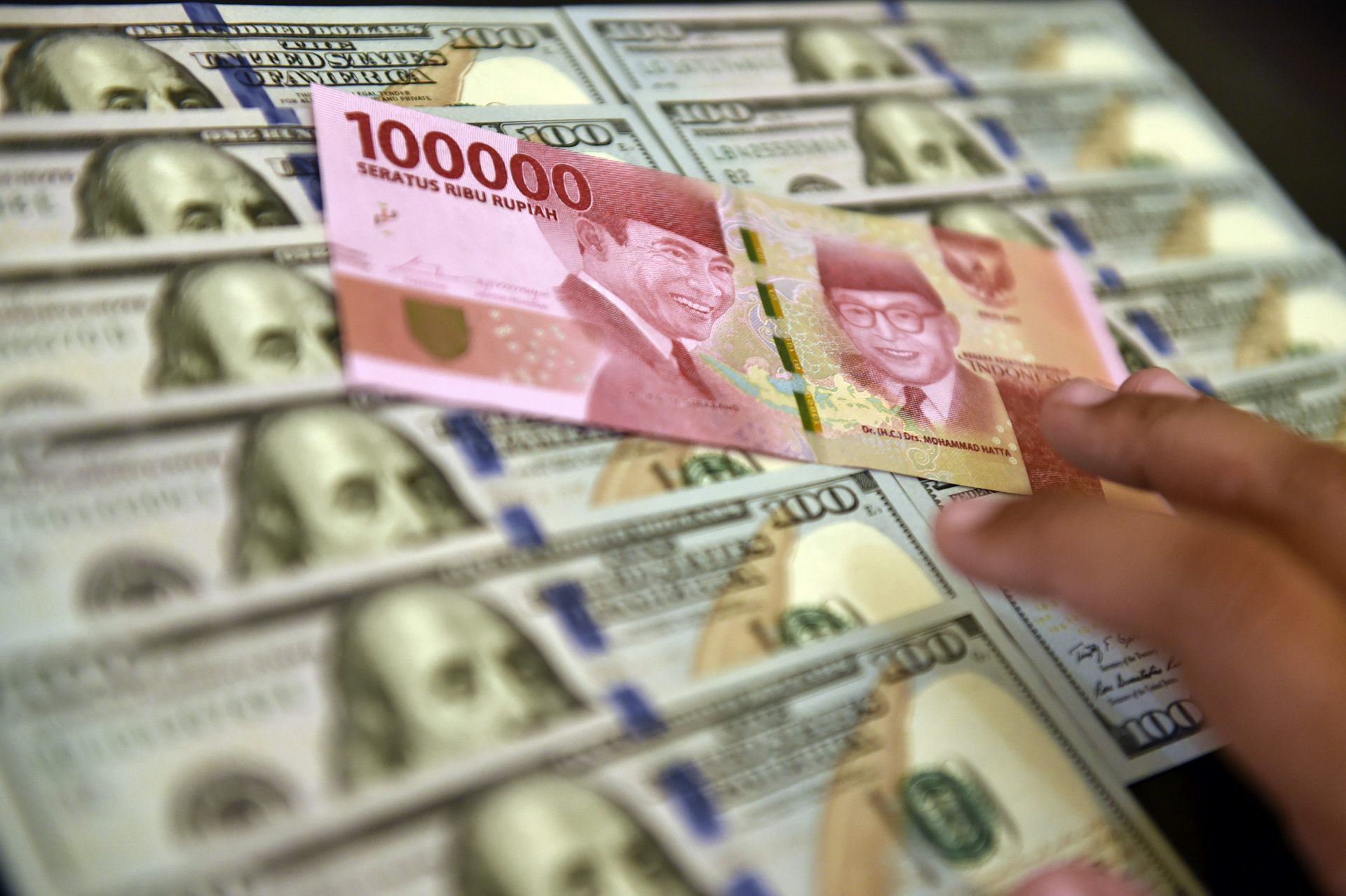 Indonesian Rupiah Rises After US-Iran Ceasefire