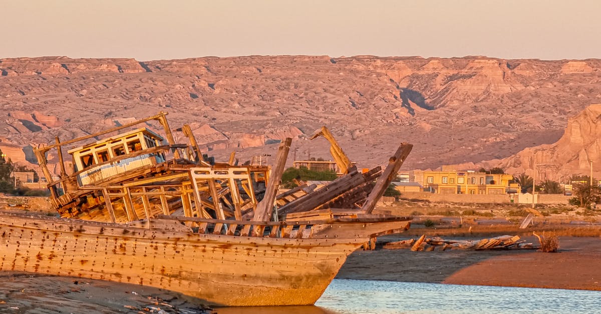 ترامب: إيران في حالة انهيار وتطلب فتح مضيق هرمز