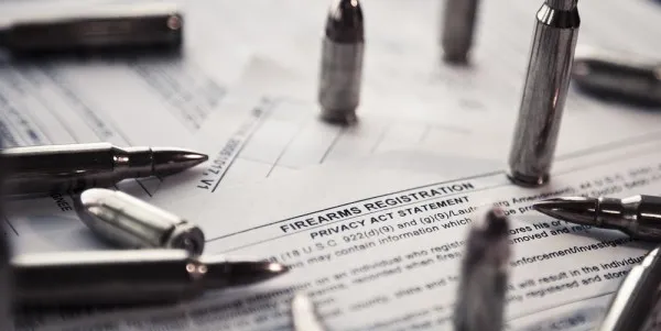 السماح للجنود بحمل أسلحتهم الشخصية في القواعد العسكرية