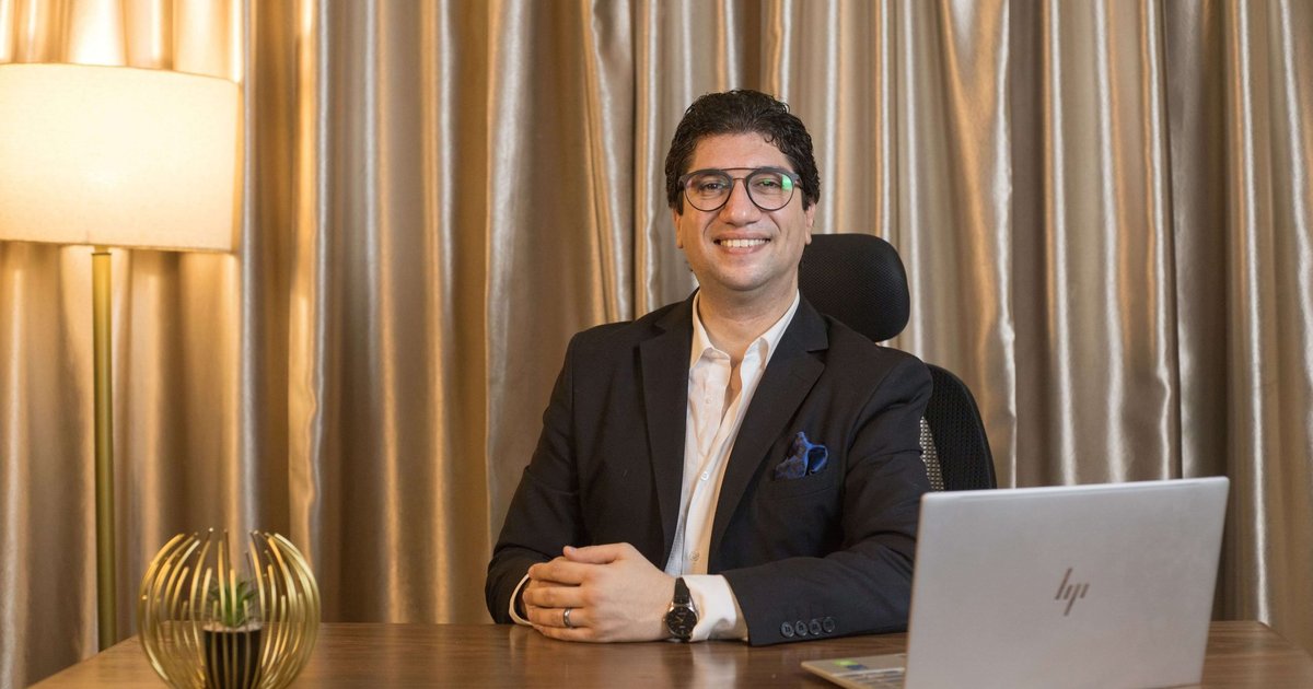 Mohamed Salah Al-Azab neckt Magdy El-Hawari bei Veranstaltung