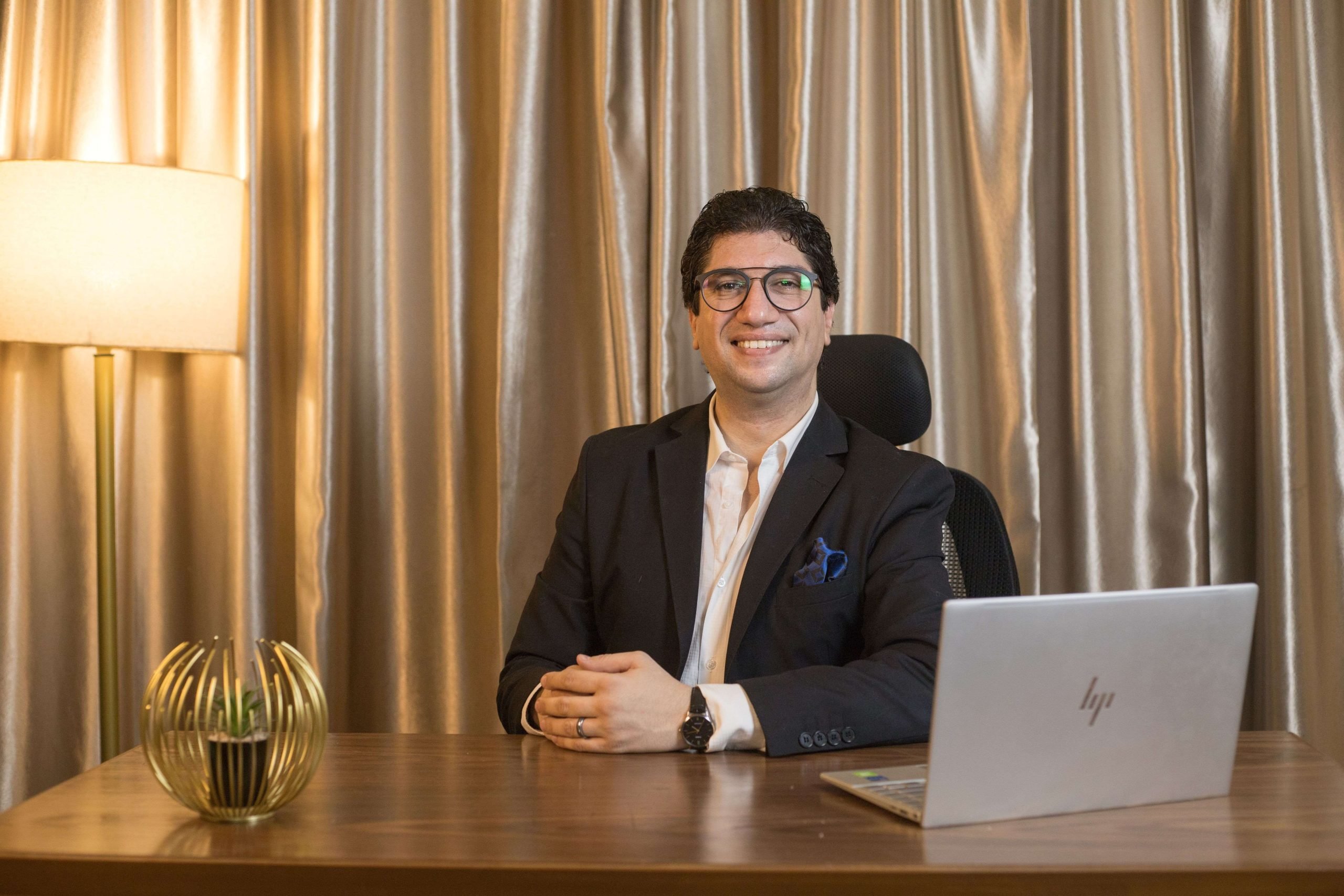 محمد صلاح العزب يمازح مجدي الهواري في مناسبة فنية