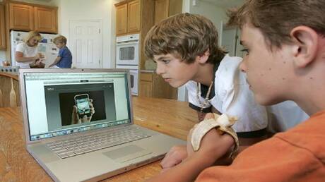 تحديات تطبيق تحديد عمر مستخدمي الإنترنت في أوروبا