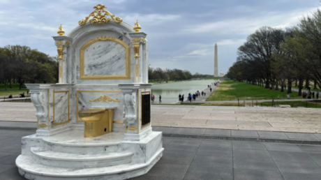 Toilette doré à Washington : Art satirique contre Trump